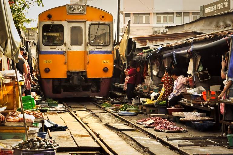 World’s most dangerous market: Maeklong Railway Market